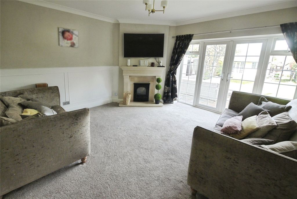 Property photo 3 of 20 Lounge