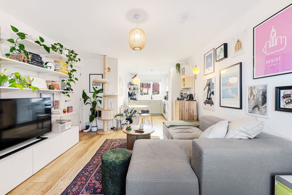 Property photo 2 of 33