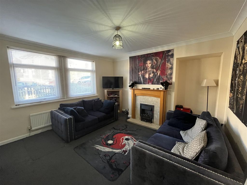 Property photo 3 of 11 Lounge