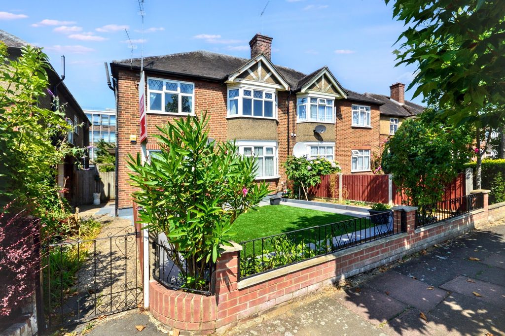 Property photo 1 of 14 66 Beechcroft Avenue, Harrow, Middlesex, Ha2 7Jg