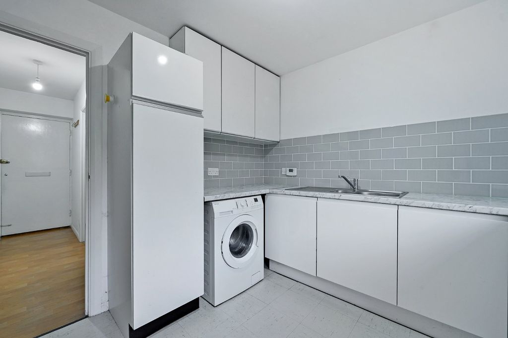 Property photo 3 of 8 Picture No. 12