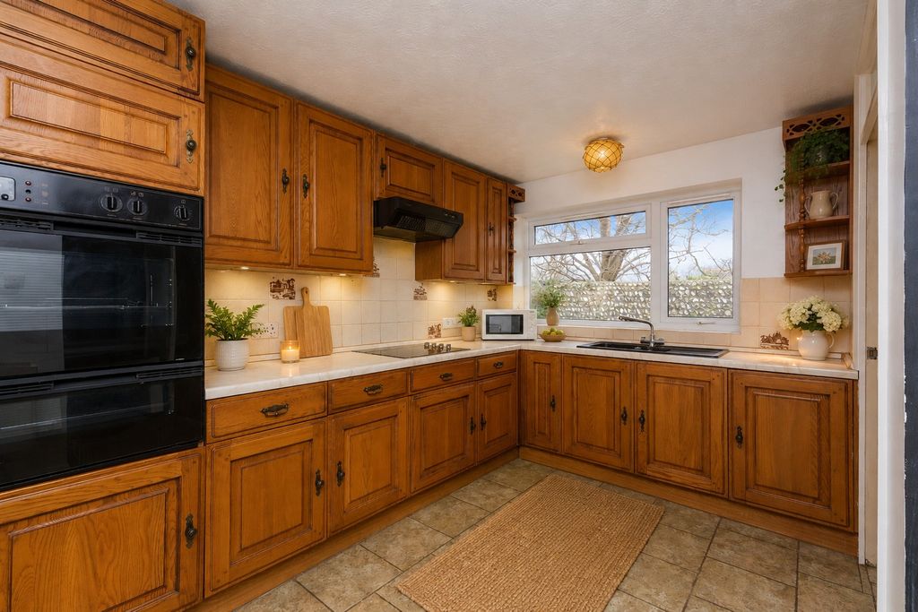 Property photo 2 of 10 3860355