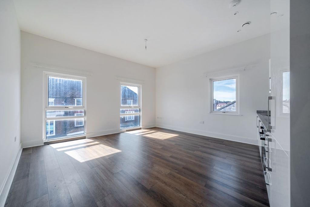 Property photo 3 of 10 18-6A030A48Af44B-...