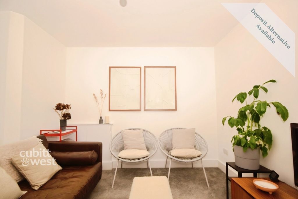 Property photo 3 of 12 22Cf6E62-Living