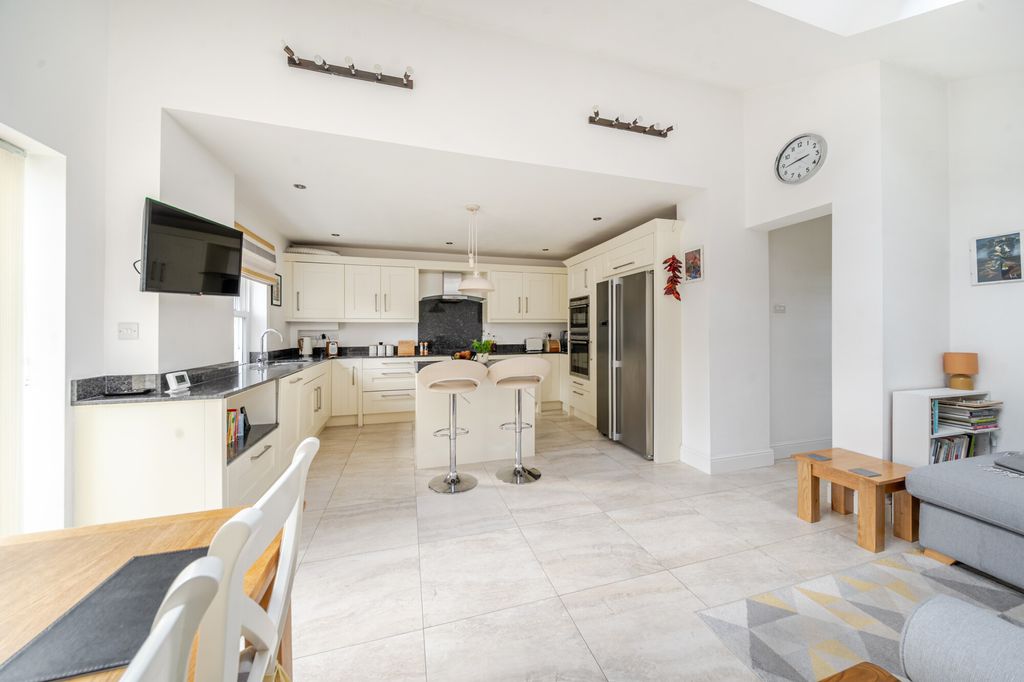 Property photo 3 of 14 Kitchen/Dining Room