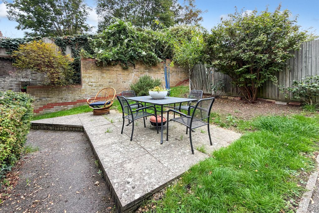 Property photo 2 of 8