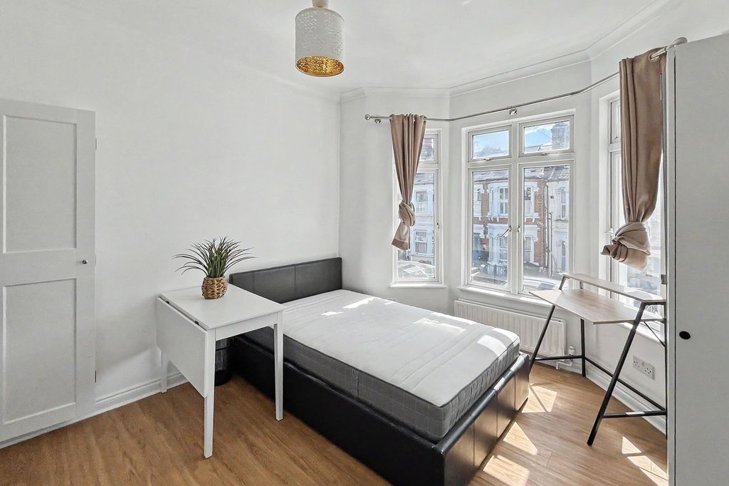 Property photo 3 of 32 3 Kellino Street, Tooting, London Sw17 8Sy
