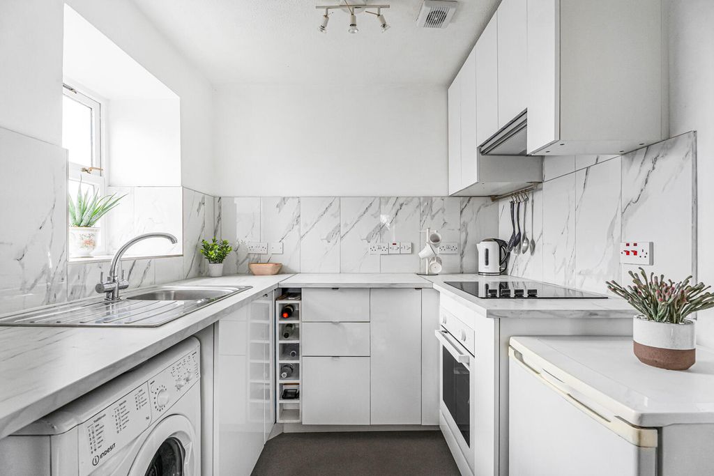 Property photo 2 of 14 Kitchen