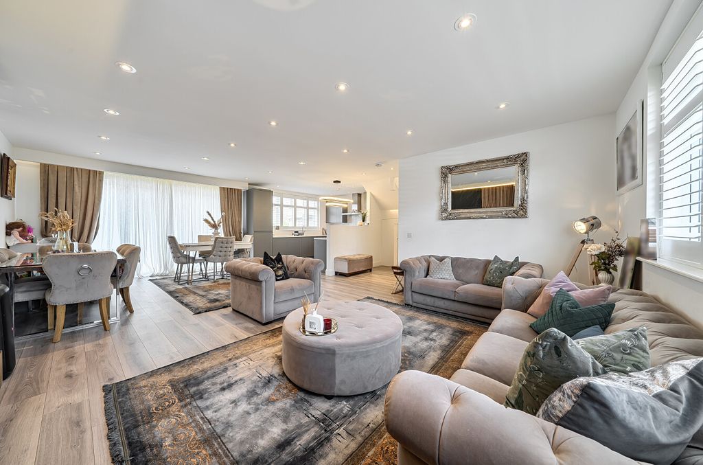 Property photo 3 of 14 Lounge2