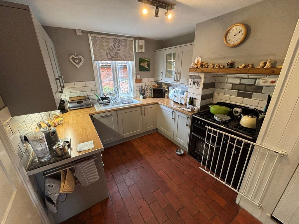 Property photo 3 of 10 Kitchen