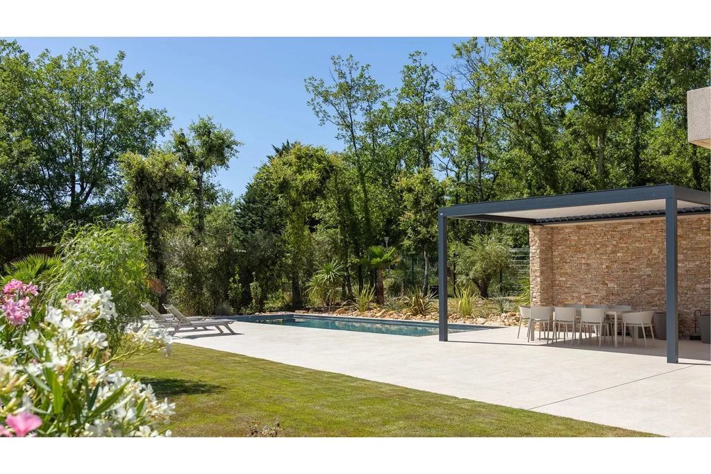 Property photo 3 of 8