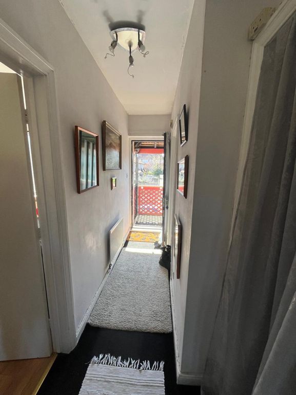 Property photo 2 of 8 Entrance Hall