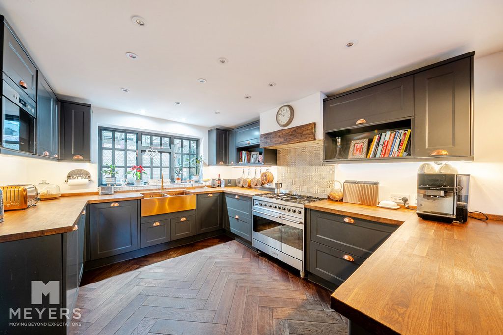 Property photo 2 of 25