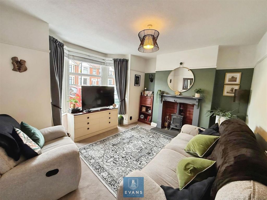 Property photo 3 of 17 Living Room