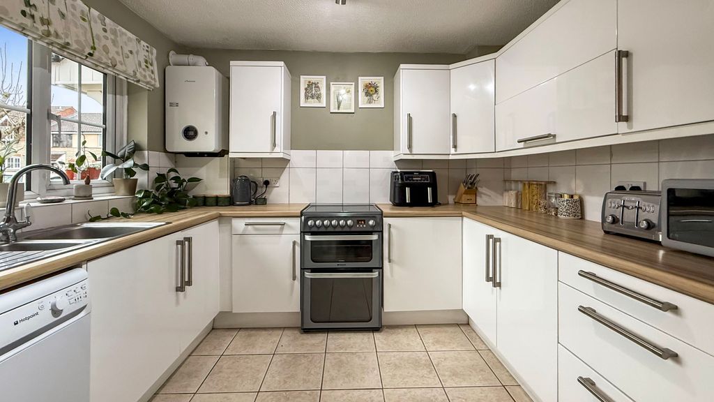 Property photo 3 of 12 Kitchen