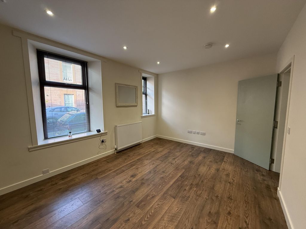 Property photo 1 of 7 Living Room