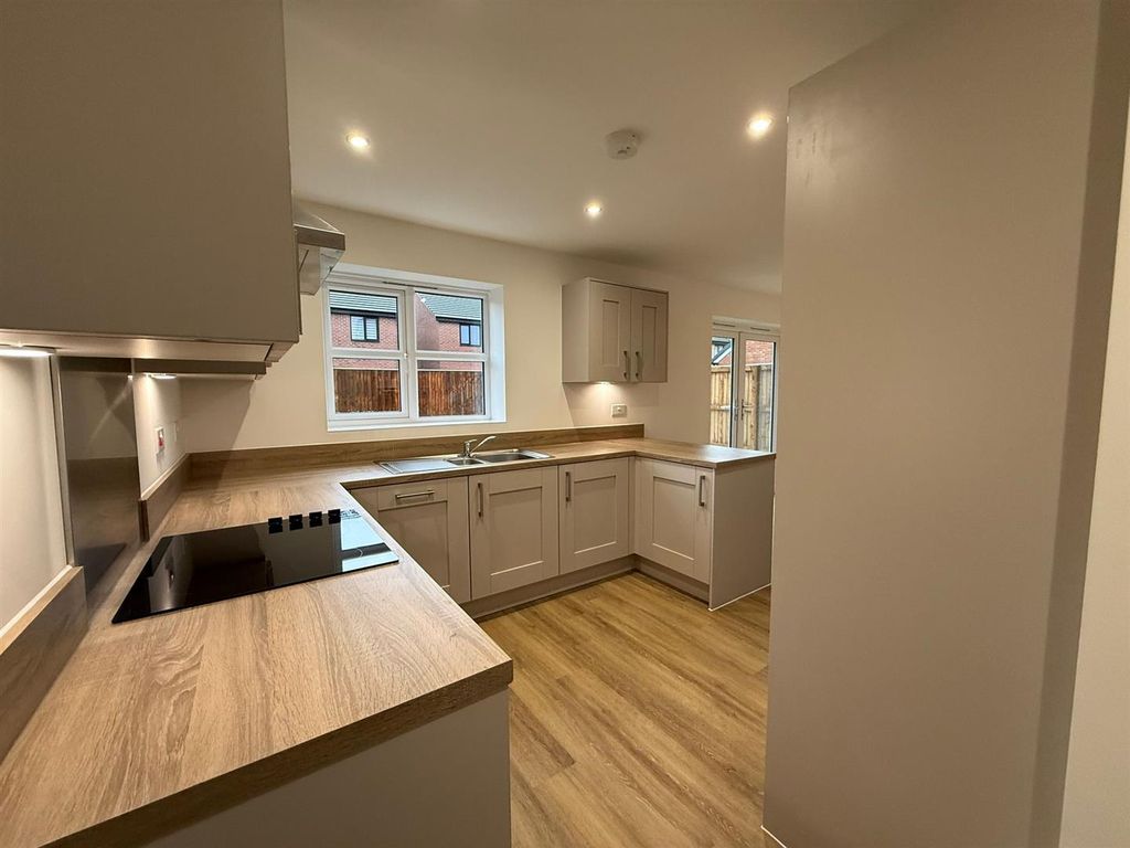 Property photo 3 of 16 Kitchen