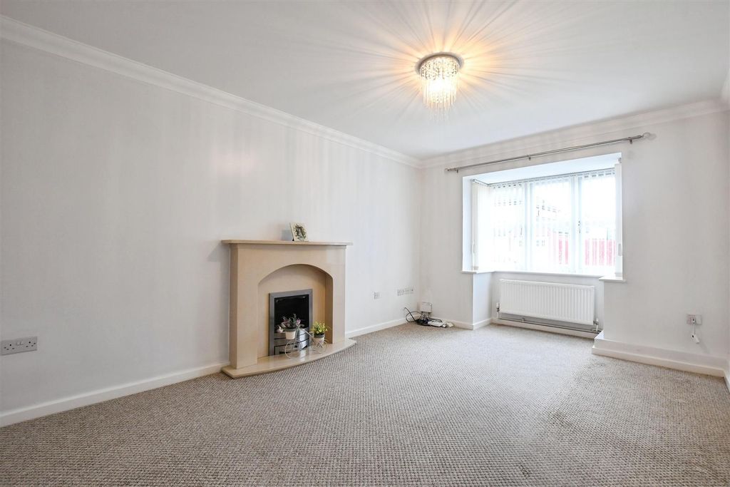 Property photo 3 of 20 Lounge