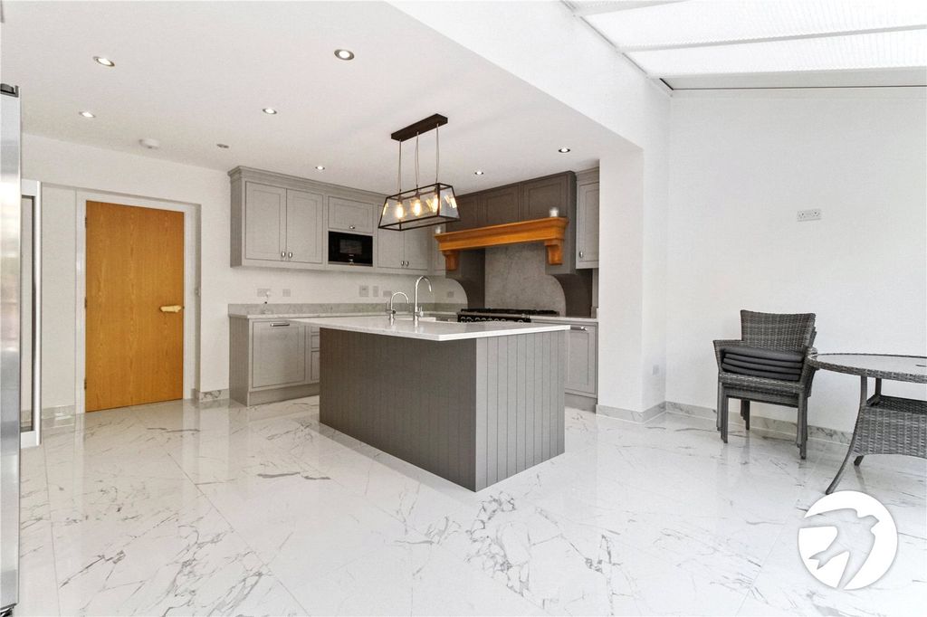 Property photo 1 of 17 Kitchen