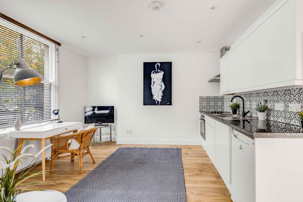 Property photo 3 of 18 Kitchen Reception