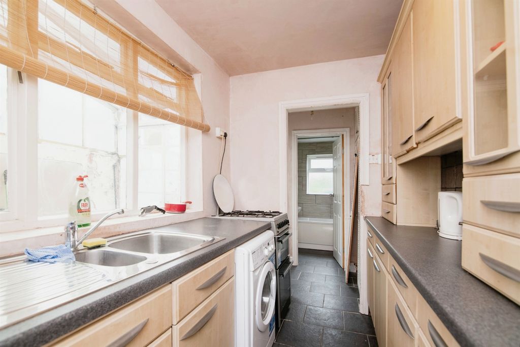 Property photo 2 of 5 Kitchen