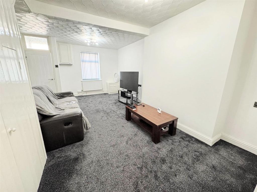 Property photo 3 of 8 Lounge