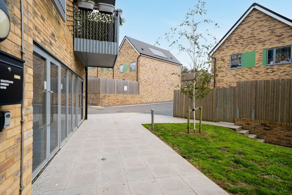 Property photo 3 of 19 4648083