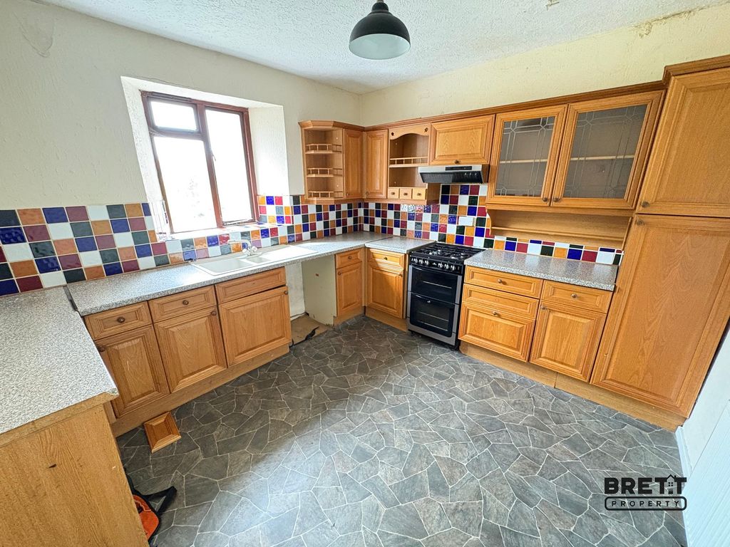Property photo 3 of 9 Kitchen