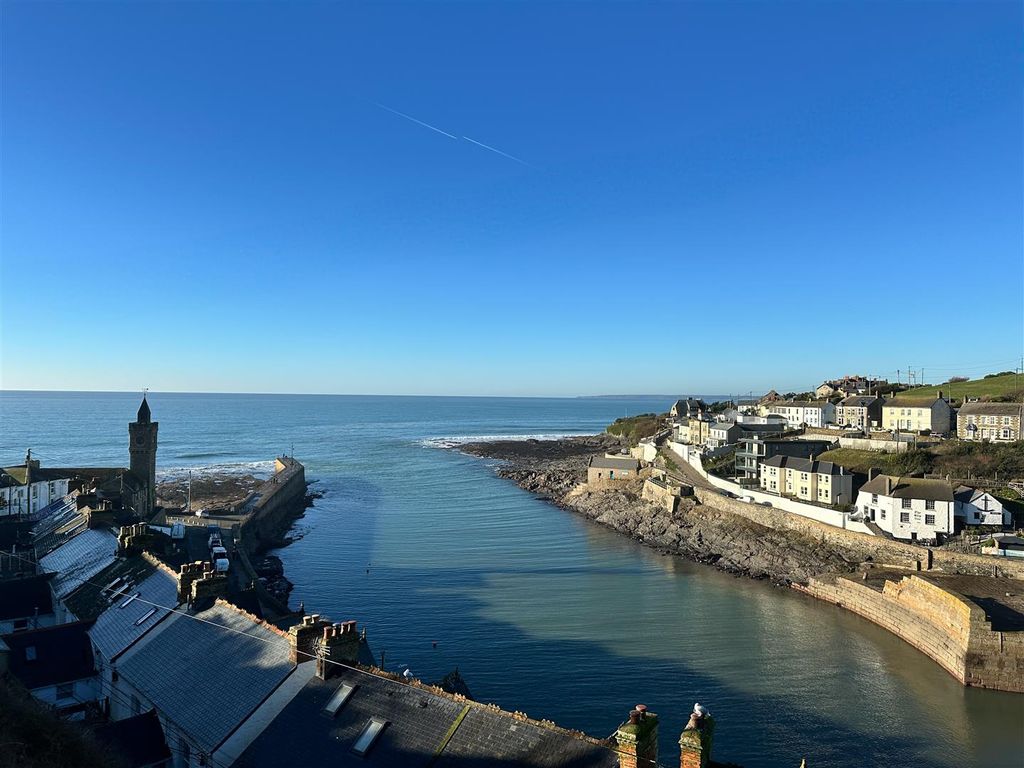 Property photo 2 of 26 Porthleven Harbour