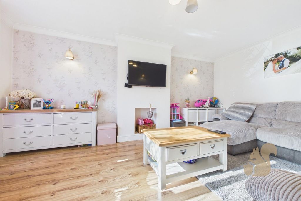 Property photo 3 of 27 Lounge