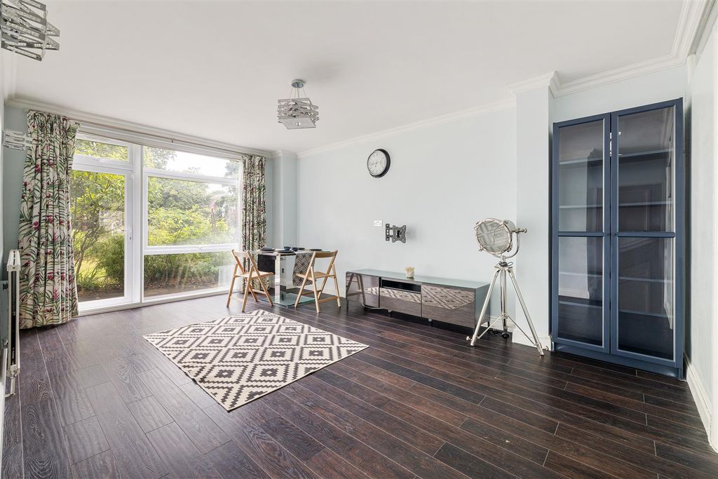 Property photo 1 of 23 Woodford Road, E18