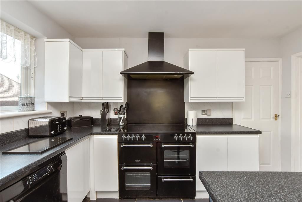 Property photo 3 of 17 Kitchen