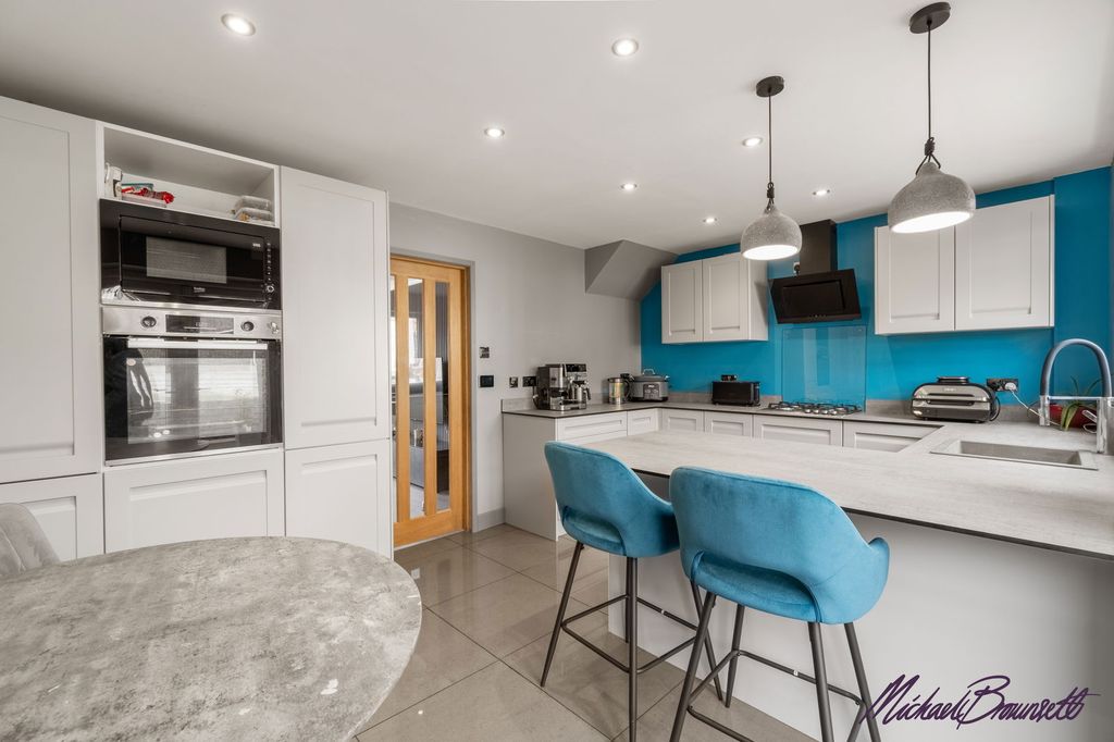 Property photo 3 of 25