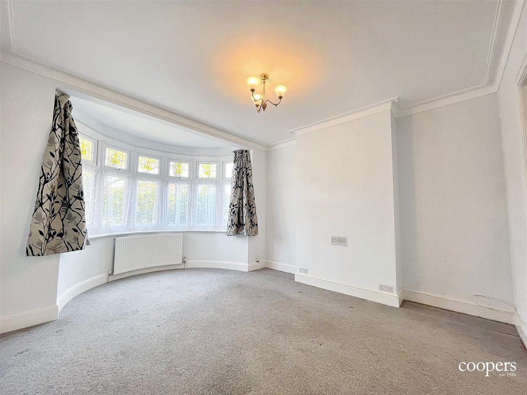 Property photo 2 of 16 Lounge