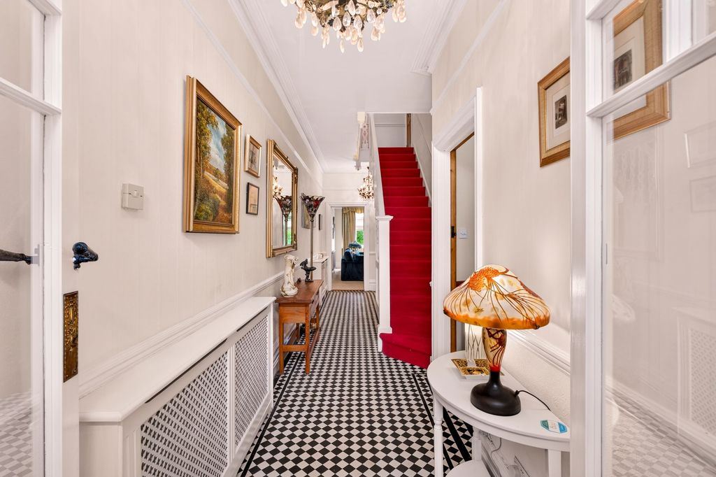Property photo 2 of 38 Entrance Hall