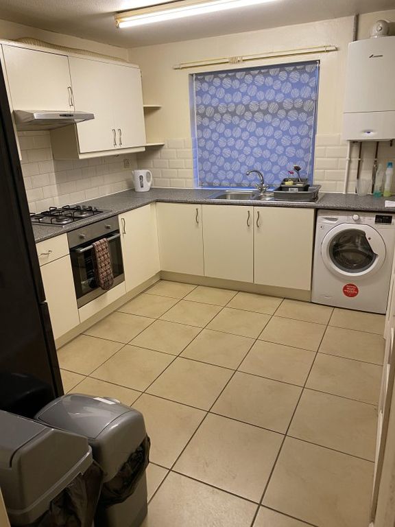 Property photo 2 of 11 Kitchen 2