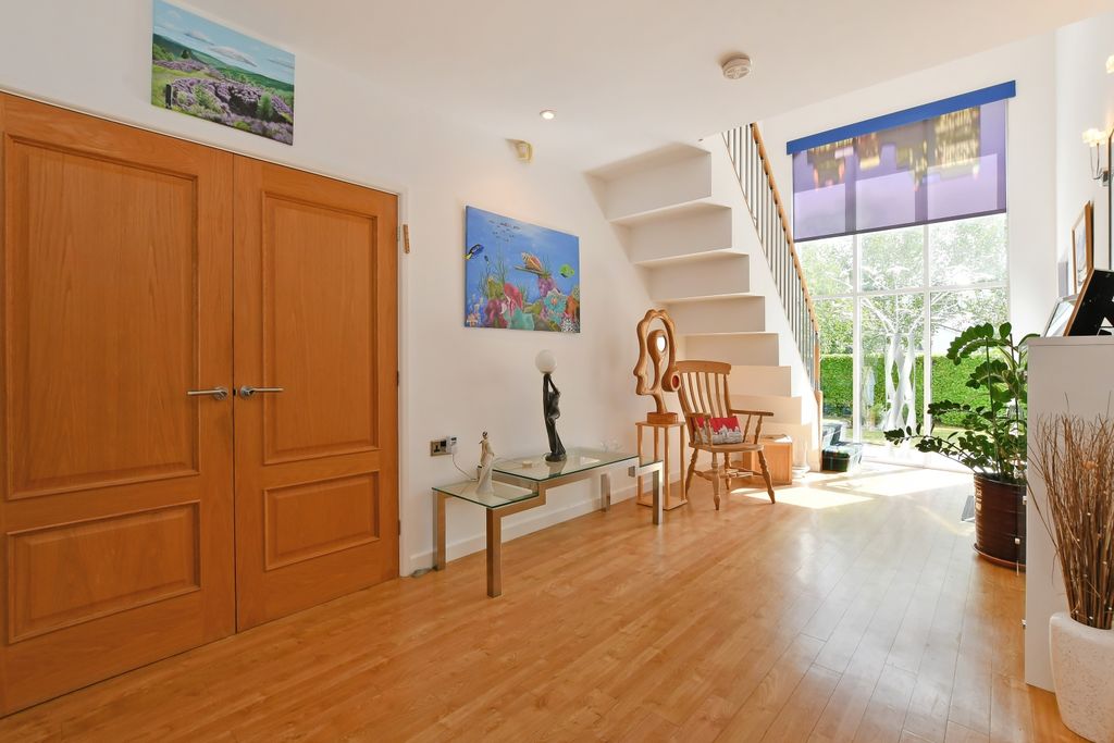 Property photo 3 of 49 Entrance Hall