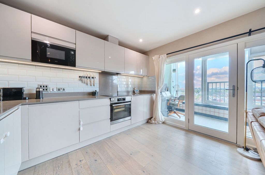 Property photo 2 of 15 1318589-9-686E7B7...