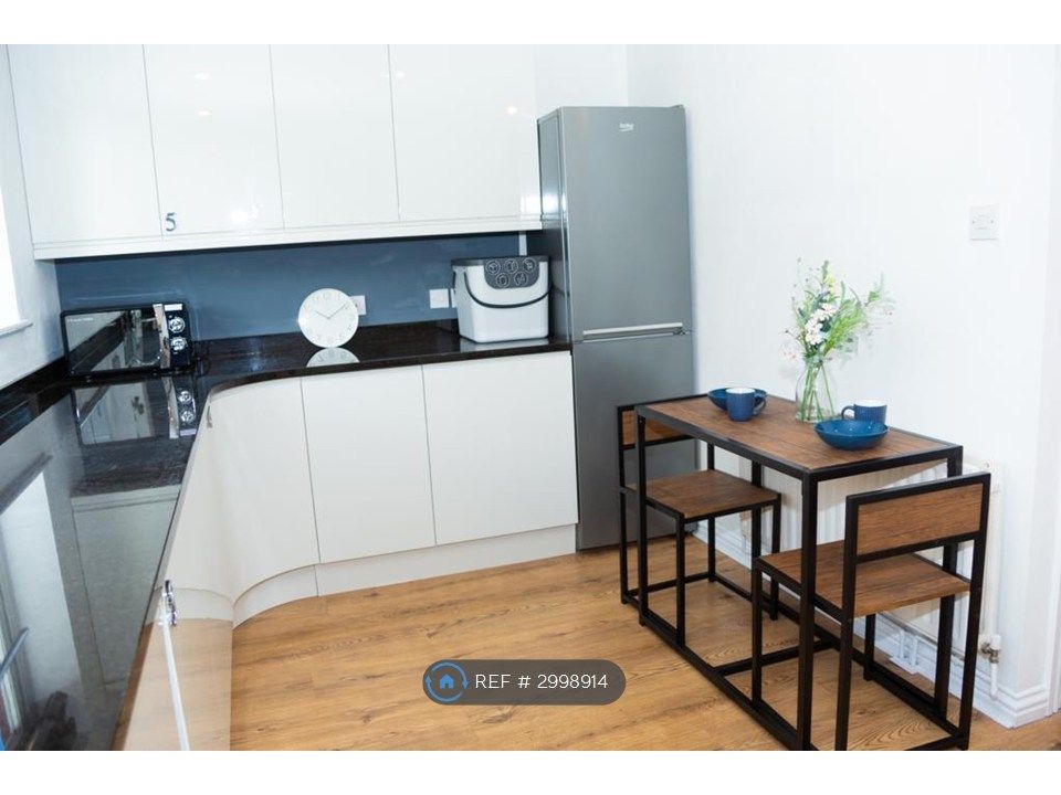 Property photo 3 of 6 Kitchen