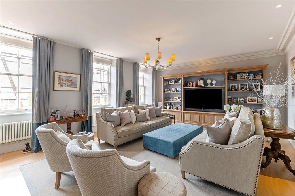 Property photo 2 of 21 Sitting Room