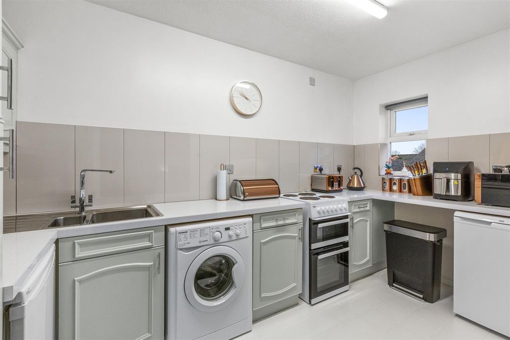 Property photo 3 of 11 39 Lower Furney Close, Hp13 6Xq-7.Jpg