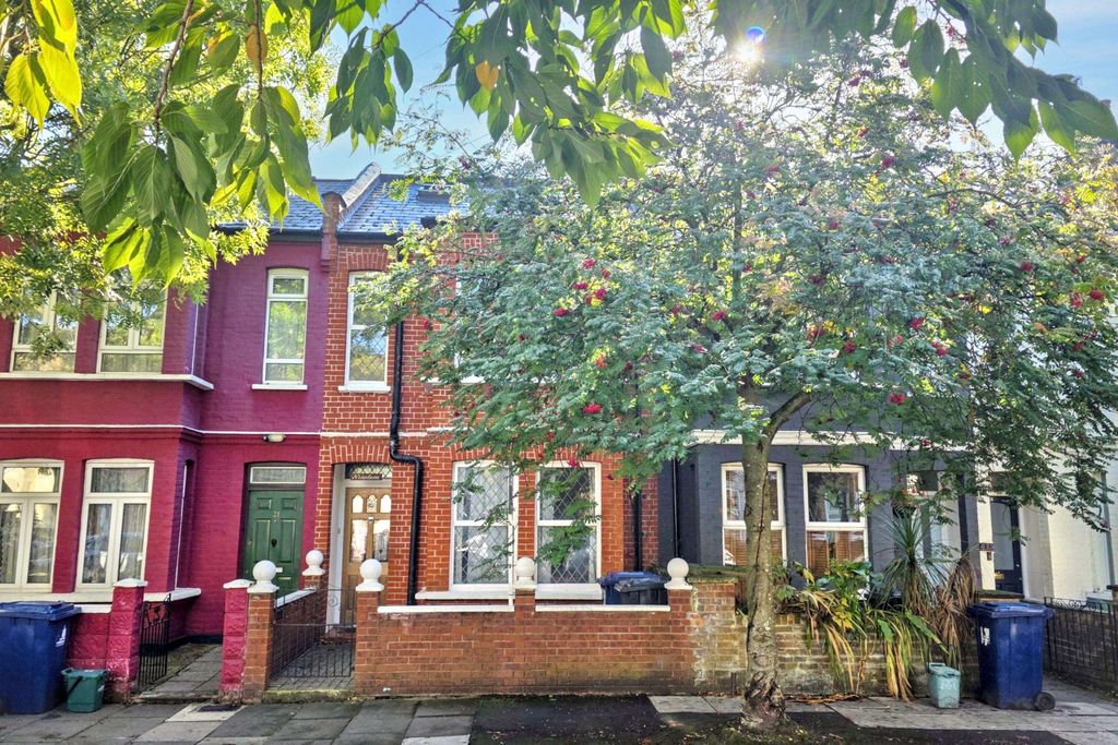 Property photo 1 of 20 19 Ramsey Road, Acton, London W3 8Az