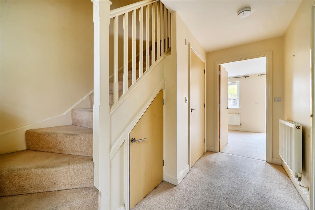 Property photo 3 of 11 Entrance Hall