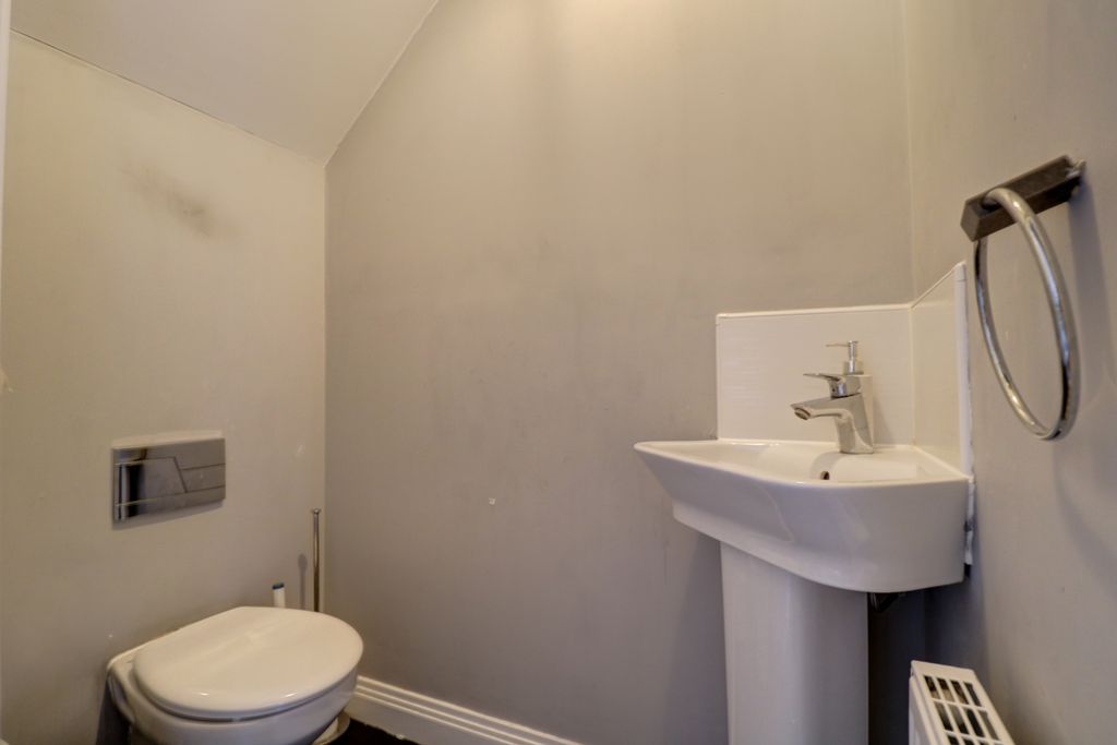 Property photo 3 of 17 Gf WC