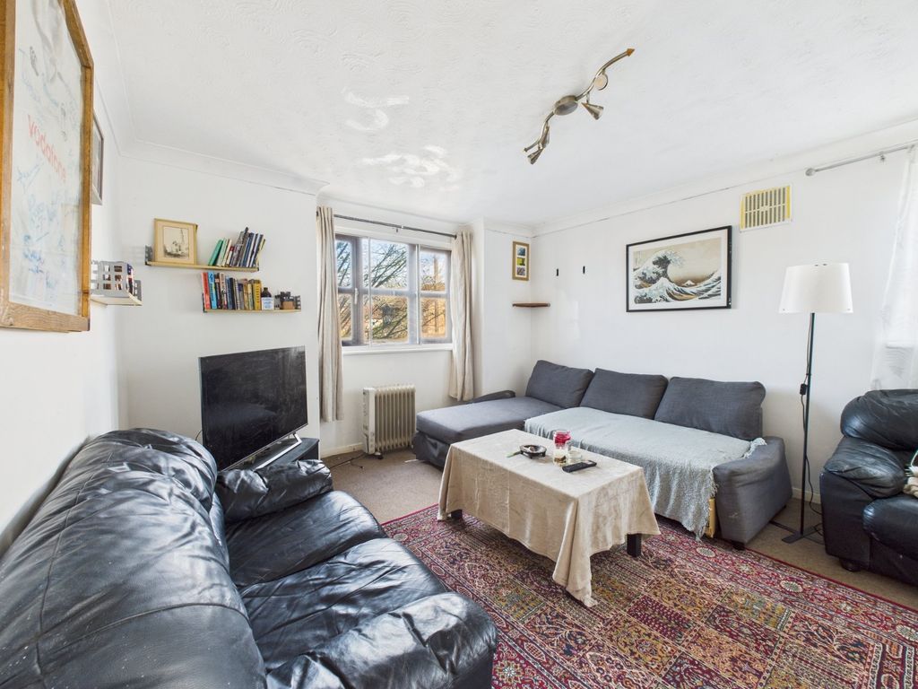 Property photo 2 of 6 Lounge