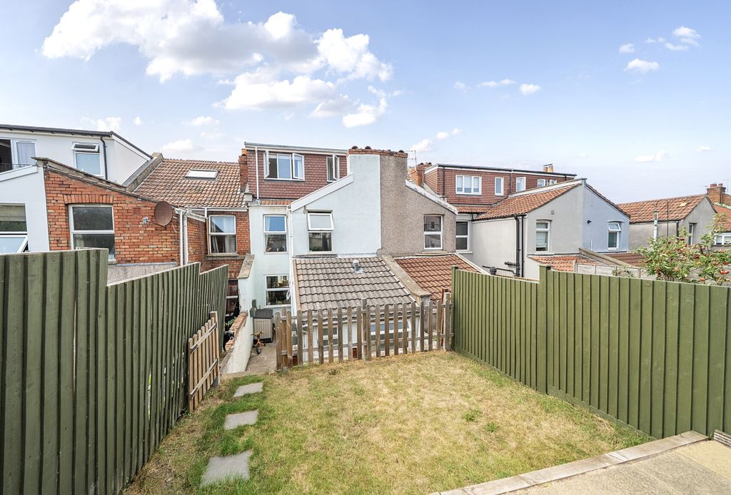 Property photo 3 of 21 1334563-4-689Cb48...