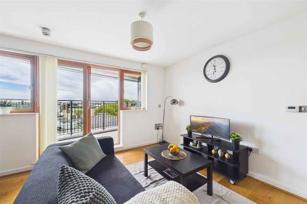 Property photo 2 of 19 Living An Balc 2.Jpg