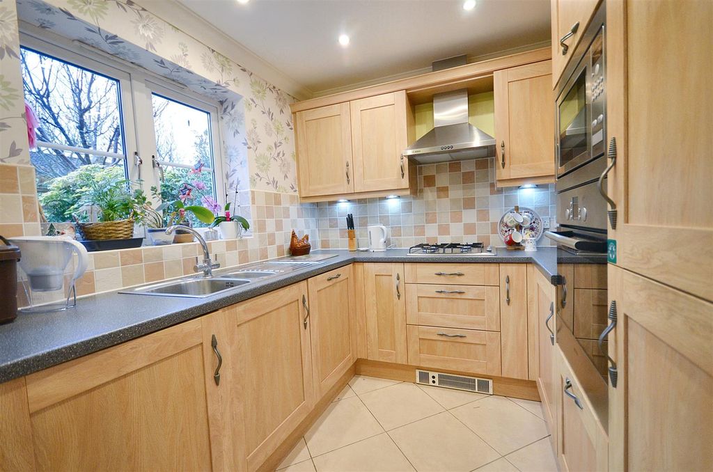 Property photo 3 of 10 Kitchen