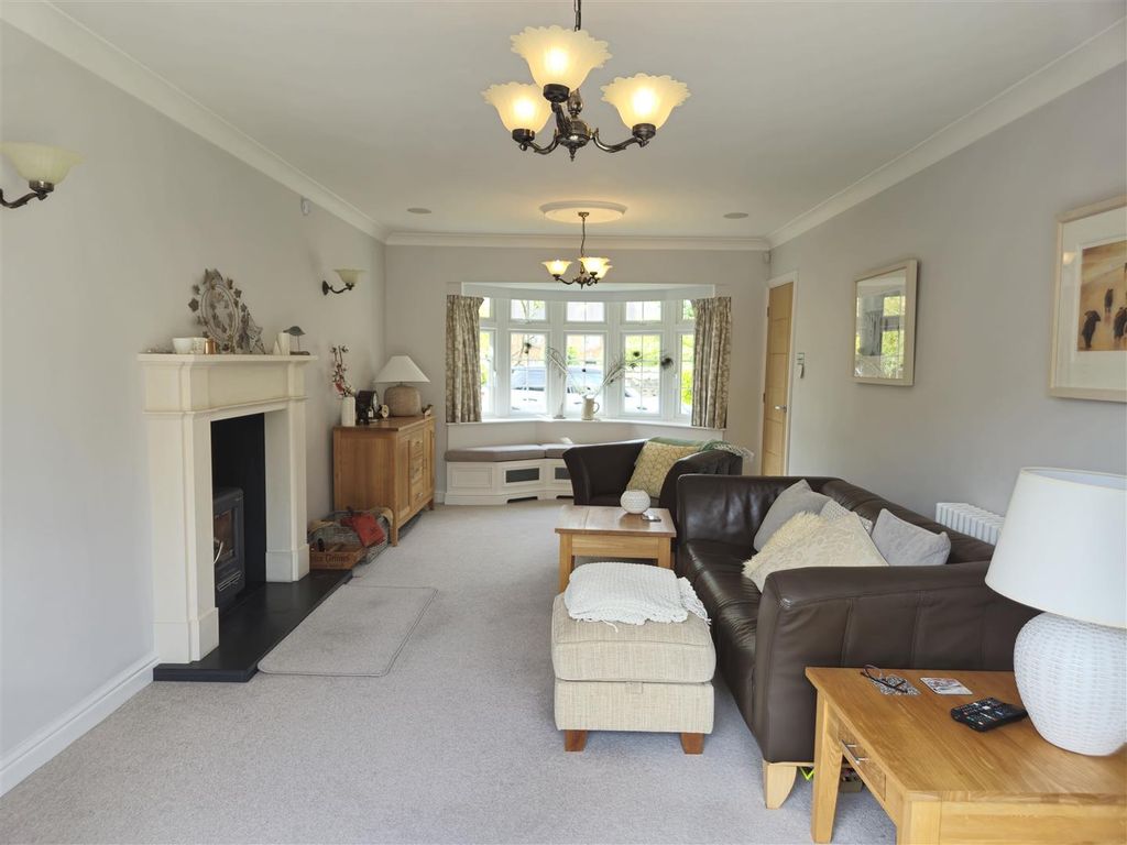 Property photo 3 of 27 Bay Fronted Lounge