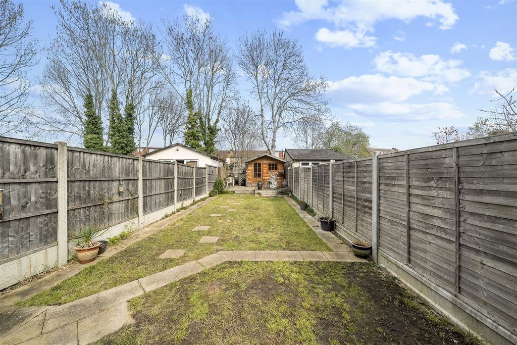 Property photo 3 of 18 Hall Lane, E4